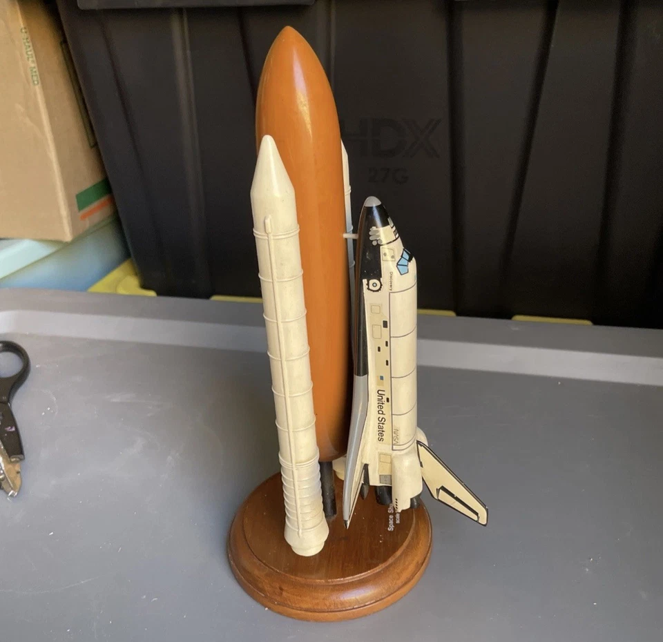 NASA VINTAGE Space Shuttle Discovery - Desk Top Display Model - Scale 1/200 - Image 2 of 4