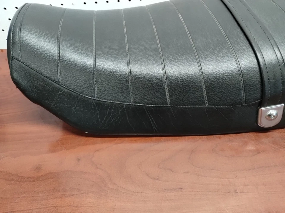 Asiento deportivo Triumph Thunderbird 900 genuino OEM T2300221 Foto 2 de 4