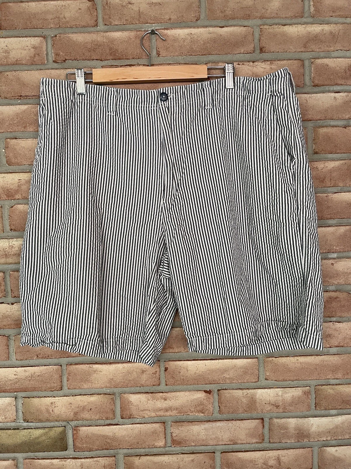 Izod Saltwater Men's Gray/Tan Stripe Chino Shorts Size 42 Cotton Seersucker