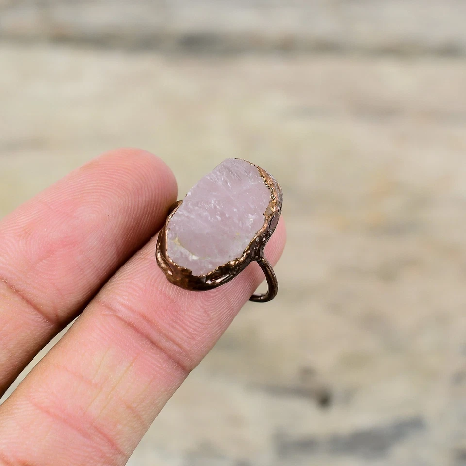 Anillo ajustable electroformado de cuarzo rosa tamaño ajustable Foto 4 de 4