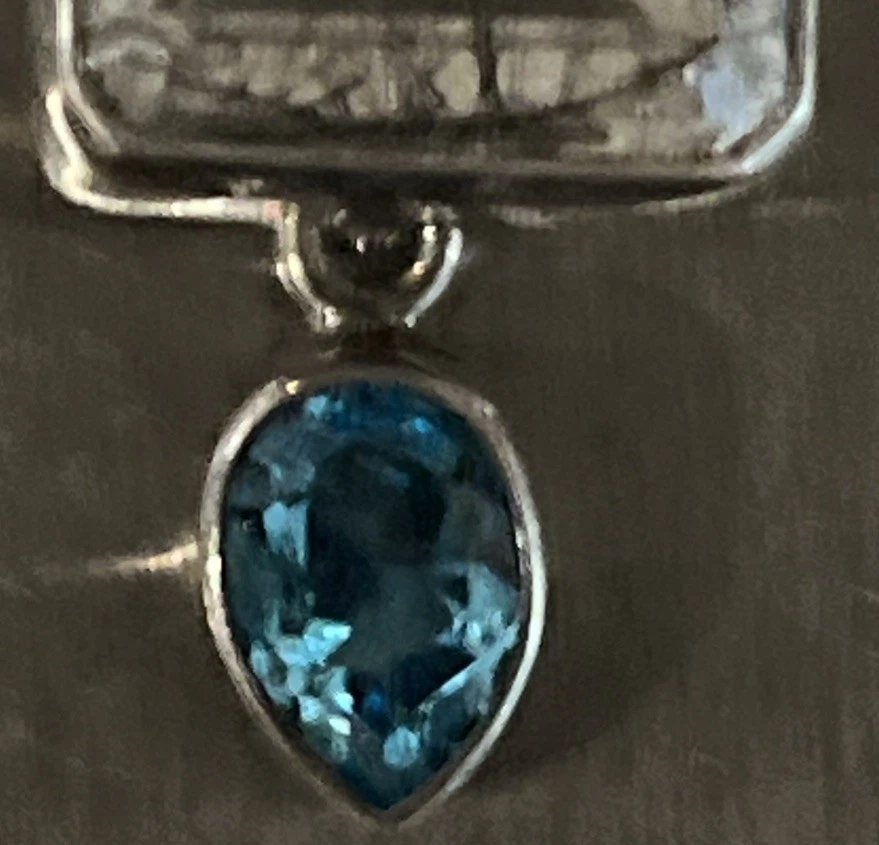 Colgante de plata de ley de cuarzo rutilado, topacio azul y piedra negra de colección Foto 4 de 4