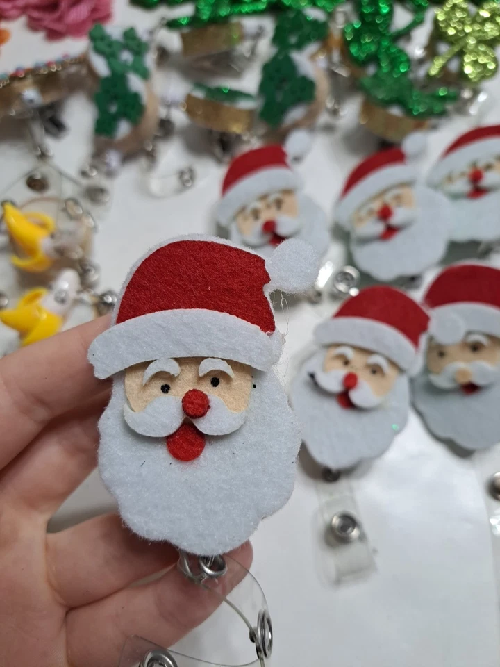 Venta al por mayor lote de 45 carretes de insignia retráctiles decorados varios y 49 accesorios Foto 3 de 4