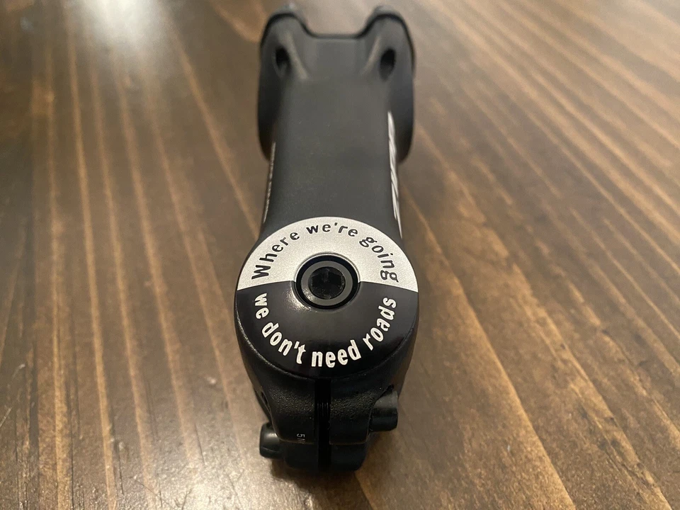 Where we’re going, we don’t need roads - Auriculares de bicicleta sin rosca tapa superior Foto 4 de 4