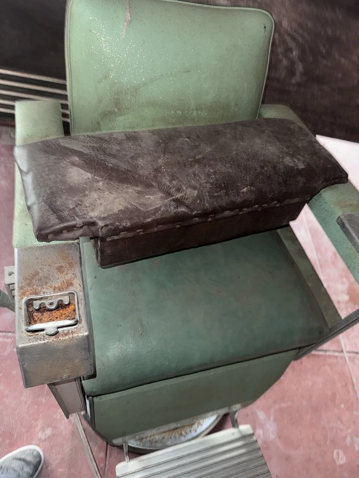 Silla de peluquero Emil J. Payar Chicago 1961 con reposacabezas y reposapiés verde Foto 2 de 4