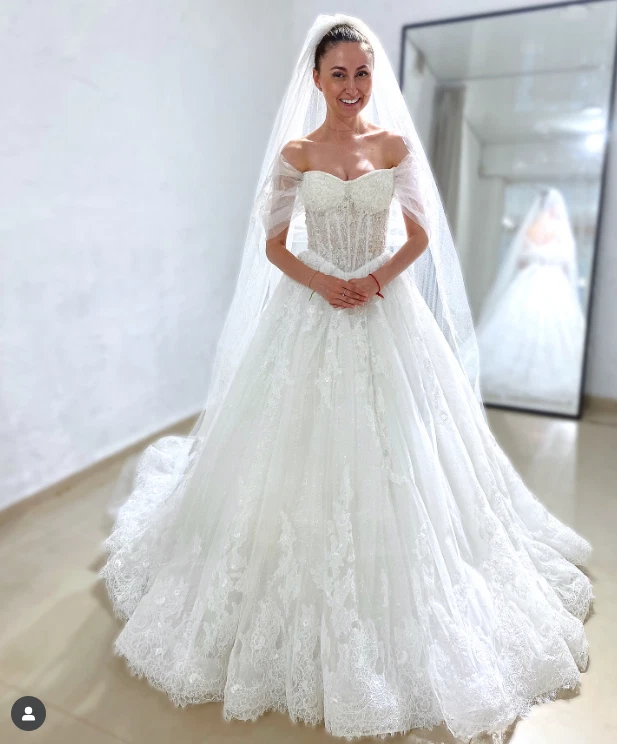 Elegantes Vestidos de Novia Apliques de Encaje Hombro Descubierto Capilla Tren Gow Vestidos de Novia Foto 2 de 4