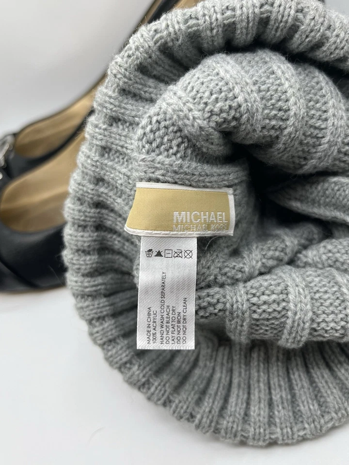 Zapatos de salón/tacones negros Michael Kors con logotipo plateado punta redonda talla 9 + gorro gris pompón Foto 4 de 4