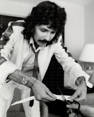DOUG HENNING PERFORMING CUT & RESTORED TRICK (1985) / Magician Photo Reprint