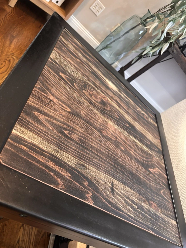 Mesa auxiliar de acero soldado de 2 pies X2 pies hecha a medida con tapa de madera de cedro rojo satinado Foto 2 de 4