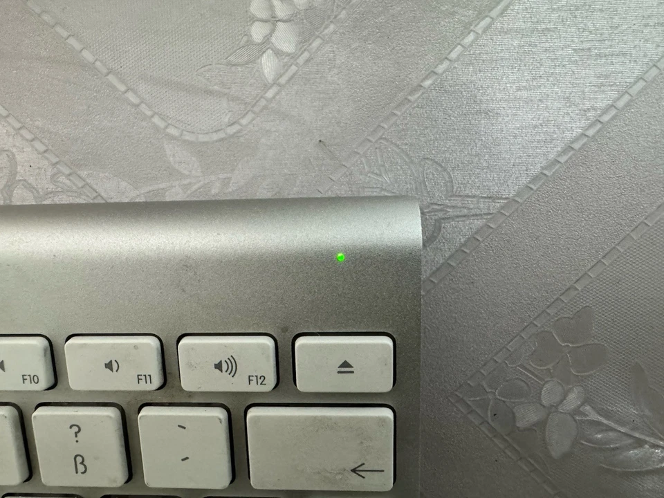 Apple Magic Keyboard A1314 - Kabellose Bluetooth Tastatur - Silber (MC184D/A) - Bild 2 von 3