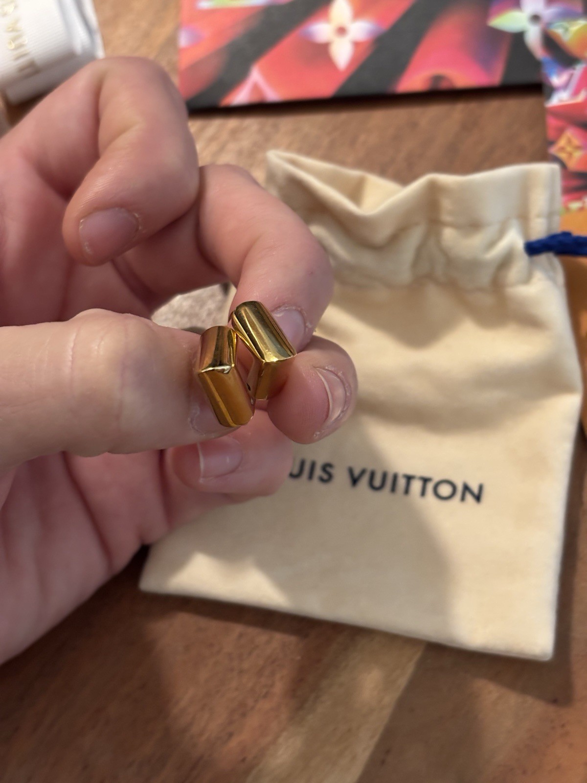 Louis Vuitton Essential V Hoop M61088 Earrings Gold Metal With Pouch & Box thumbnail 11