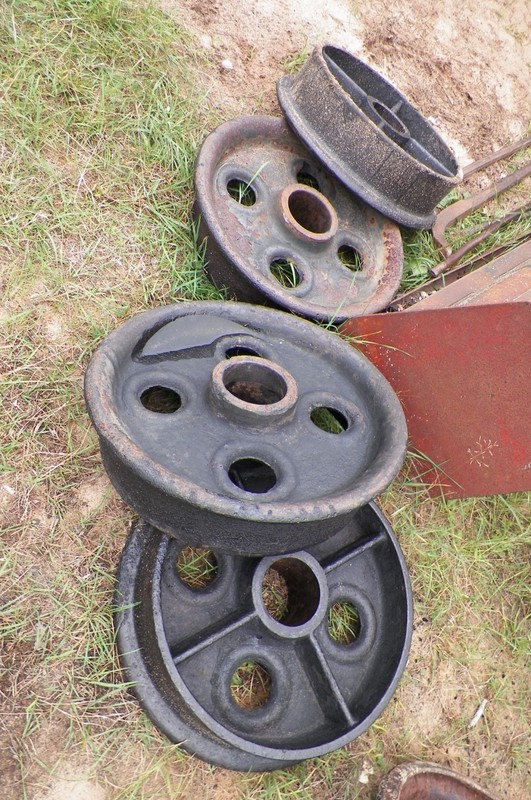 set of 4 vintage small gauge railroad cast iron wheels steam engine PICKUP ONLY