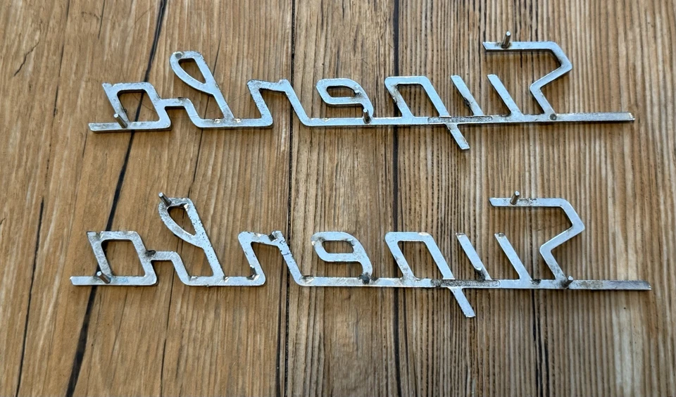 Vagão quadriculado vintage 1960’s Checker Cab Superba emblemas 7-3/4” longo maratona - Imagem 3 de 4