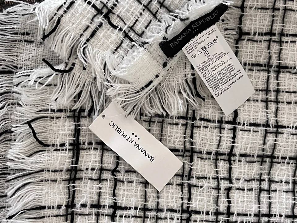 NUEVO CON ETIQUETAS Banana Republic Grande Envoltura/Chal 50”x76” Blanco Con Cuadros Negros Suave Cálido Foto 3 de 3