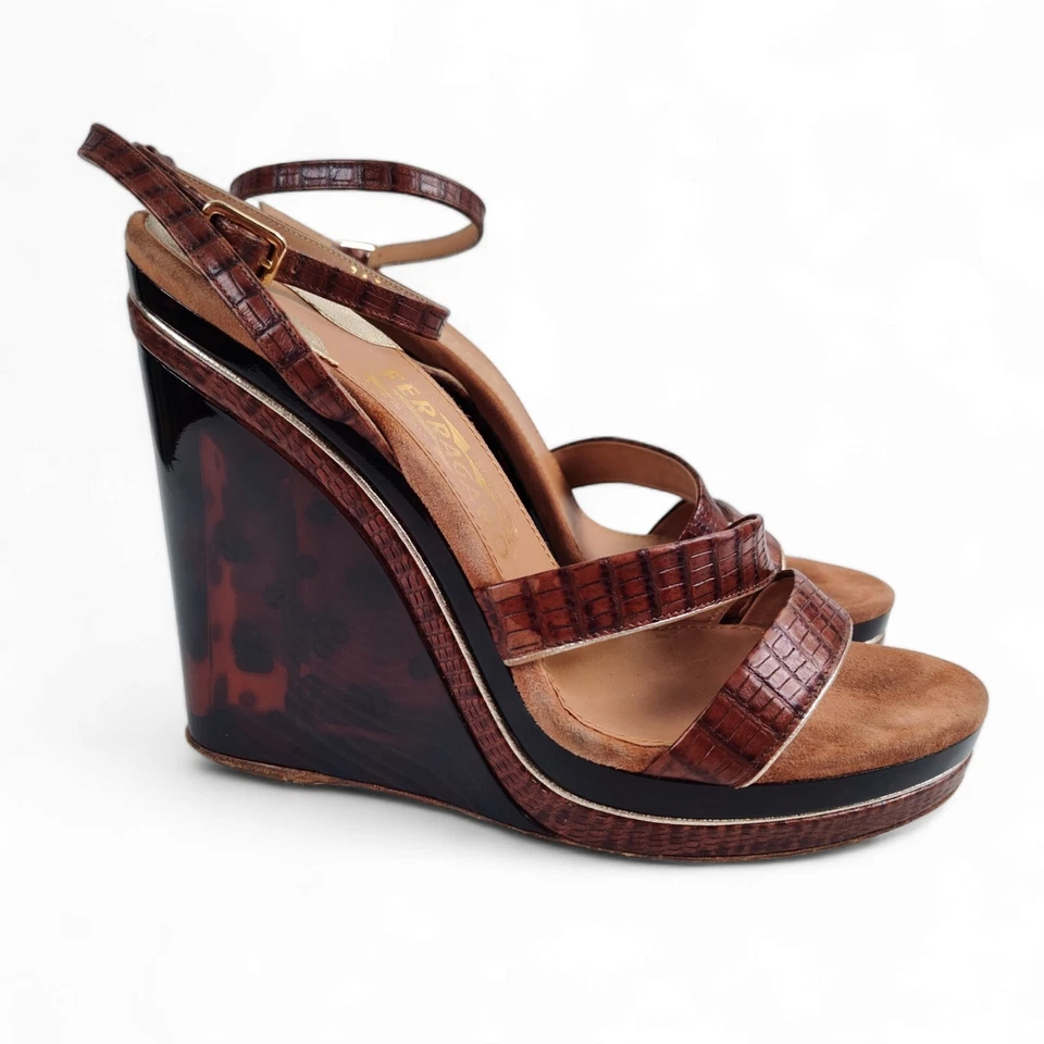 Ferragamo Lucite Cuñas llamativas Talla 7.5 Imitación Tortuga Correa al Tobillo Tacones Altos Foto 4 de 4