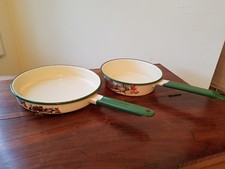 Artículos de porcelana vintage de Cinsa Normandy 2 piezas Sartenes con mango verde