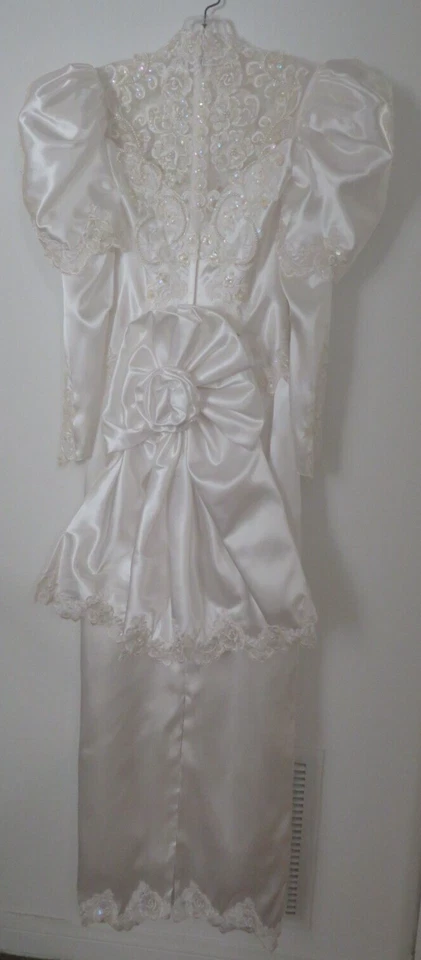 Hermoso vestido de novia blanco talla 8 de colección 1991 "Biljoy" NUNCA USADO con tren de 80".  Foto 3 de 4