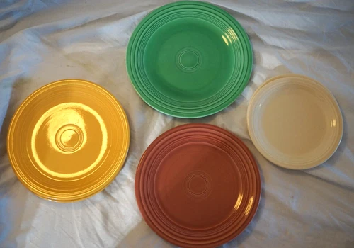 VINTAGE FIESTA 4LUNCH PLATES,3YELLOW,1ROSE,2 IVORY SALAD,1 GREEN DINNER PLATE
