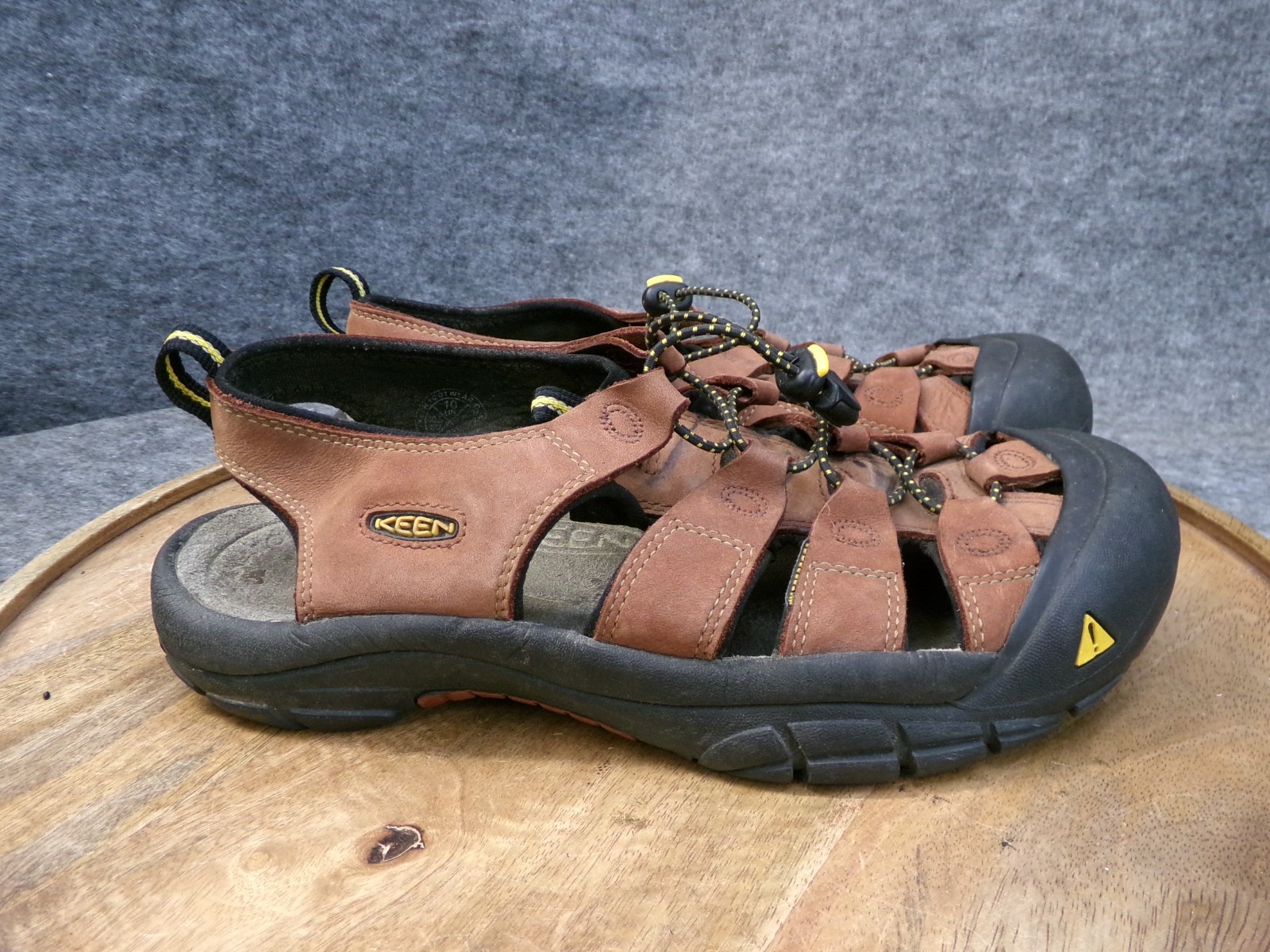 Sandali da pescatore Keen Newport H2 da donna taglia 10 in pelle di bisonte marrone USA