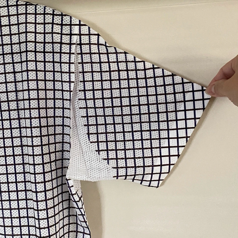 Camiseta Issey Miyake masculina malha grade preta e branca tamanho F - Imagem 3 de 4