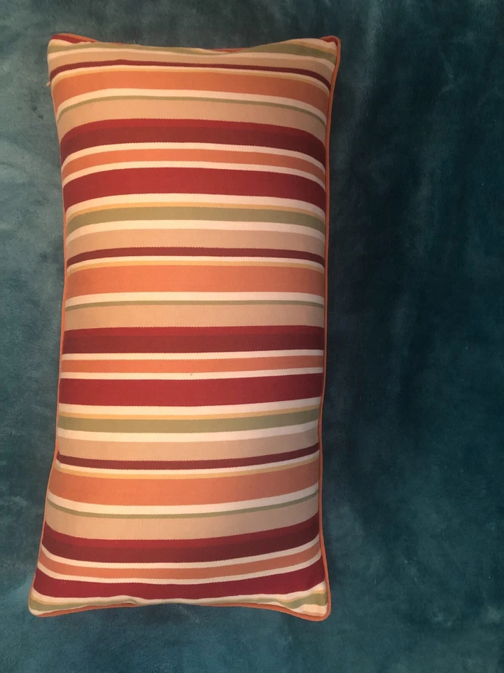 Almohada acento rectangular grande 13x26 con cremallera e inserto de plumón. máquina bordar Foto 2 de 3