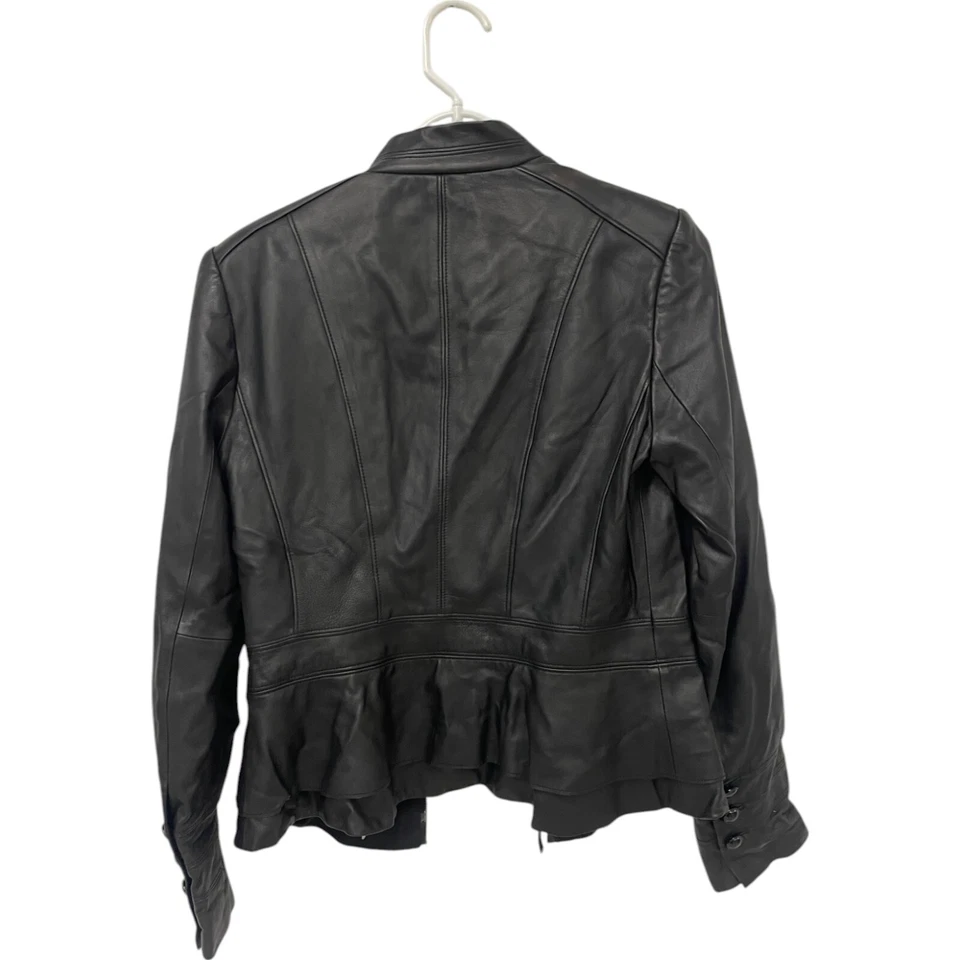 Женская кожаная куртка White House Black Market размер Small черная с оборками на молнии - Изображение 2 из 4