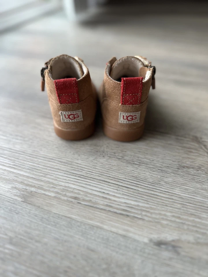 Botines chukka de gamuza UGG para niños pequeños niños niñas marrón con cordones rojos talla 7 Foto 4 de 4