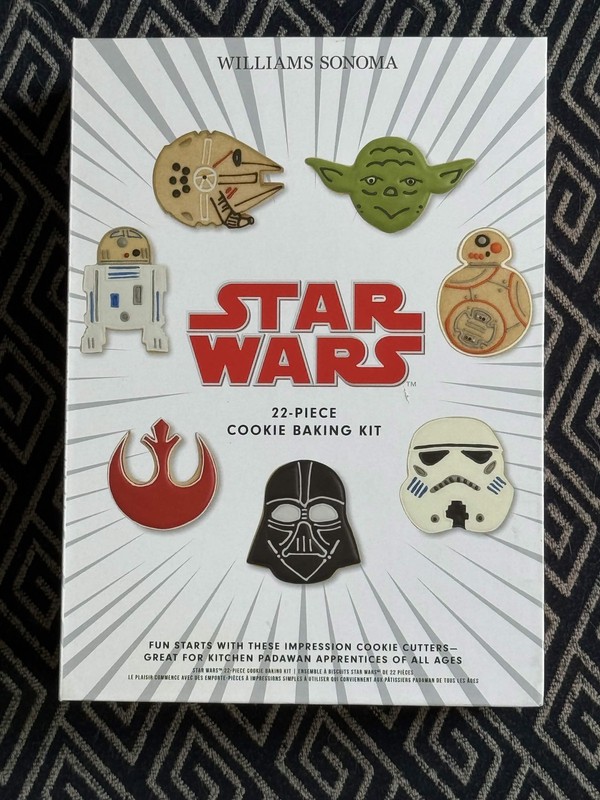 Williams Sonoma Star Wars 22-Piece Cookie Baking Kit 7 Cutters Icing Bags NEW