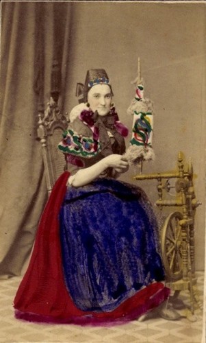 CdV Bauerntracht aus Hannover, Frau am Spinnrad, 1870 - 11275809