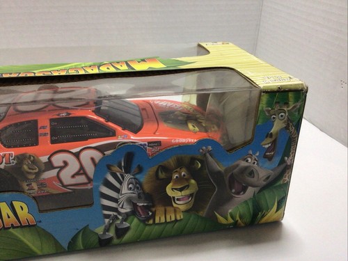 Tony Stewart #20 Madagascar/ Home Depot 2005 NASCAR Action 1:24 DieCast - Picture 8 of 15