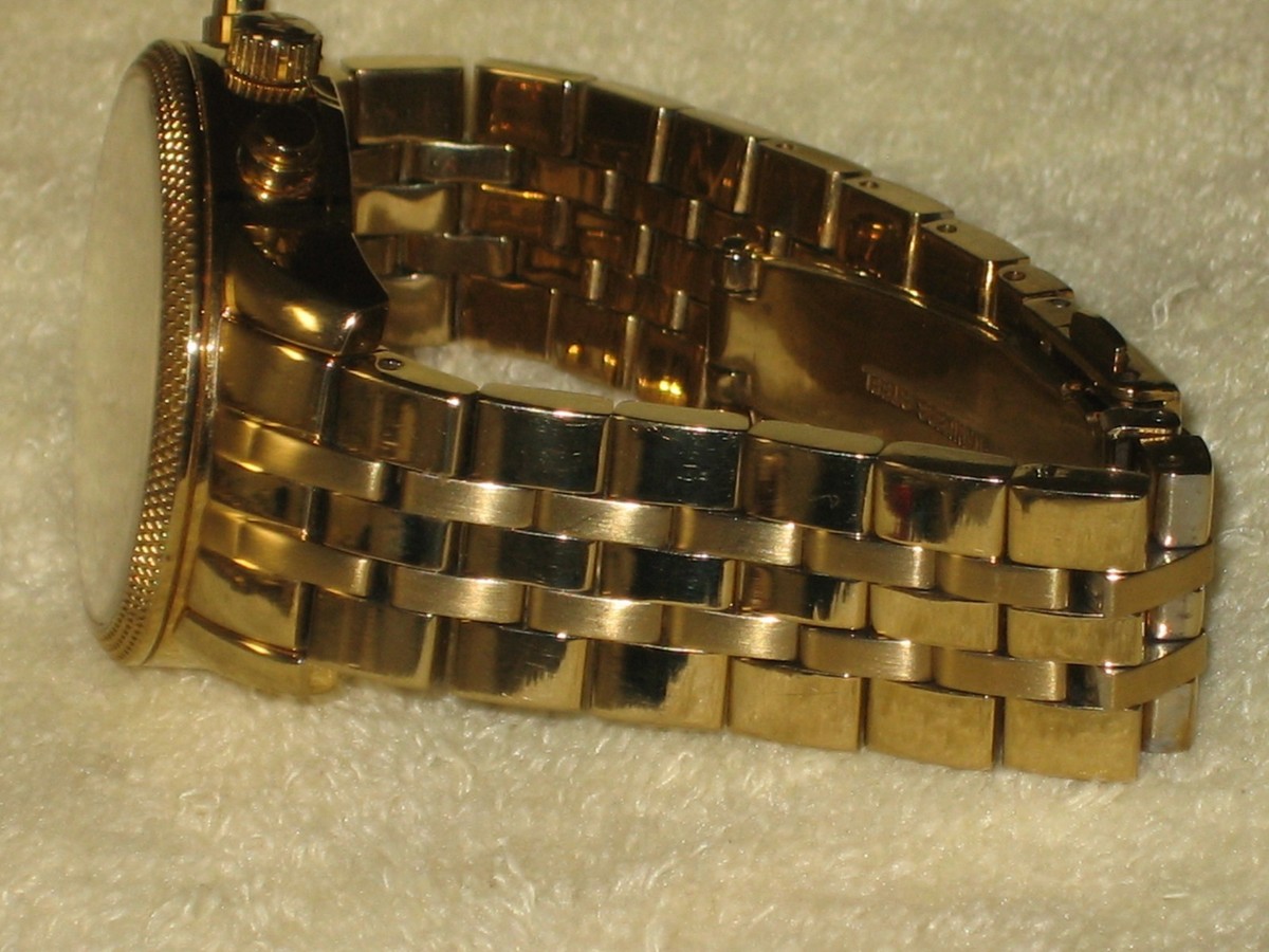 Michael Kors Chronograph MK5676 Wrist Watch for Women and Women  