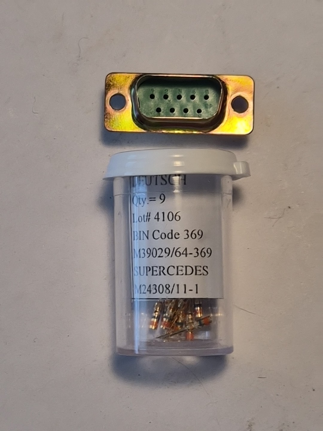 Deutsch 9-Pin, D-Sub Connector PN M24308/4-1, NSN 5935004663394, NOS.