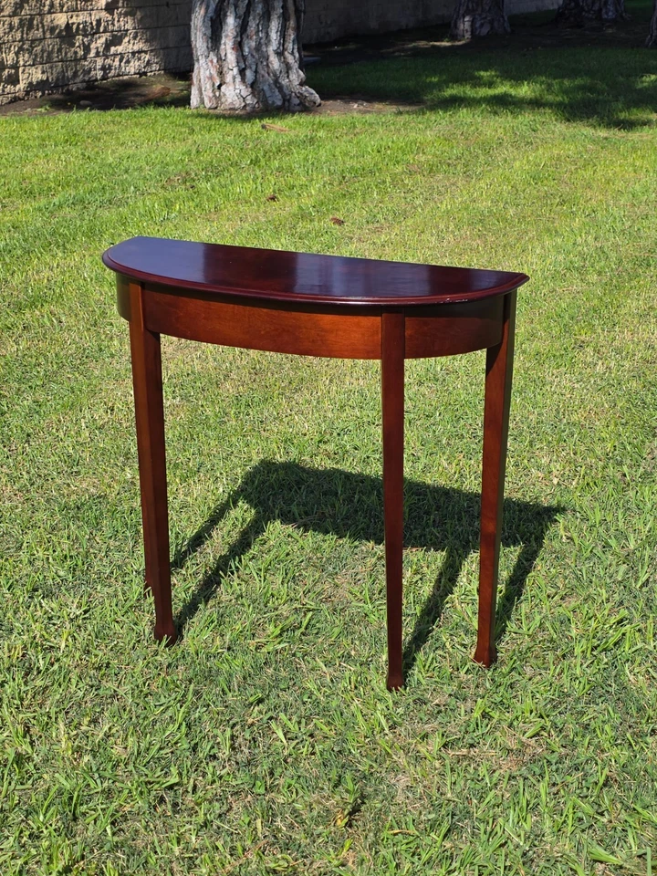 Mesa console The Bombay Company Demi-Lune — acabamento em mogno, design clássico - Imagem 2 de 4