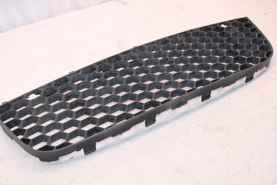 Volkswagen Jetta GLI GTI 2006-2009 parrilla central inferior panal OEM 1K0853677B Foto 3 de 4