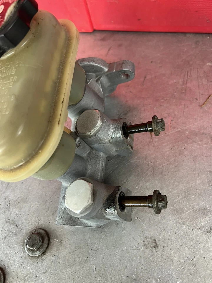 Saturn SL2 1991-1999 1,9 L OEM cilindro maestro de freno con pernos (con ABS) 96 97 98 Foto 4 de 4