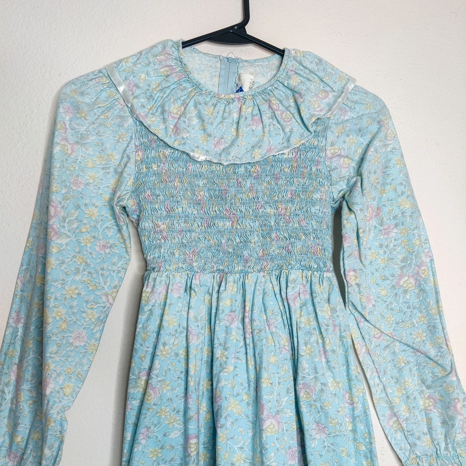 Vestido floral azul fruncido con volantes para niñas de Saks Fifth Avenue Vintage 14 Cottagecore Foto 2 de 4