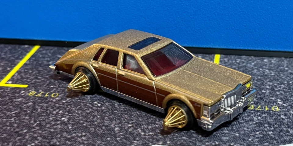 定制金色凯迪拉克 SeVille Lowrider Swangas 适用于 Swangin 钢丝车轮 1/64 — 第 2/4 张图片