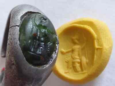 Glyptik: Ein römischer grüner Chalcedon Tiefdruck in einem Silberring gefasst, 1.-3. Jh.