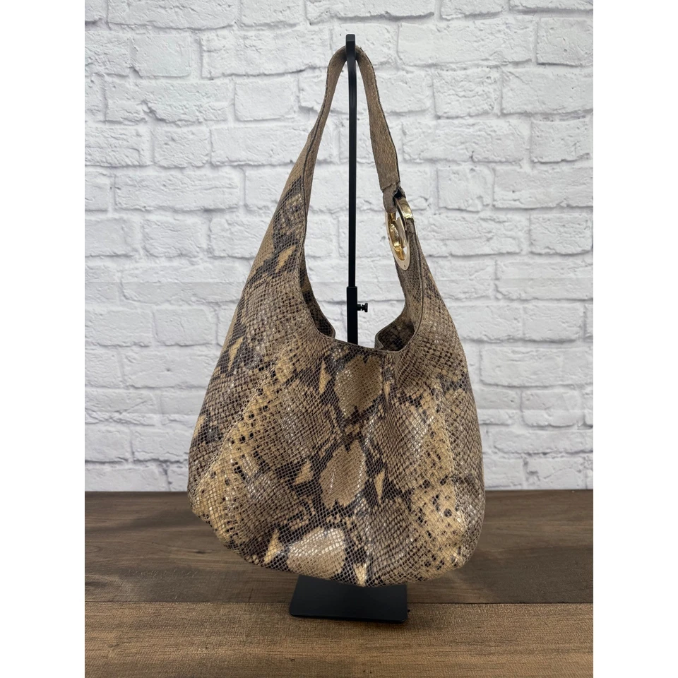 Bolso de Hombro Hobo Michael Kors Pitón Cuero Repujado Marrón Dorado Logo MK Foto 3 de 4