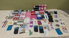 Lot mixte de fournitures de couture fil tissu aiguilles outils épingles ect.