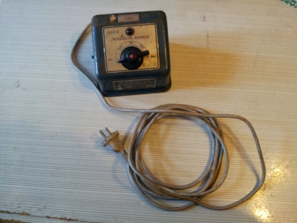 Märklin Eisenbahn  super trafo 280  220 v funktioneirt