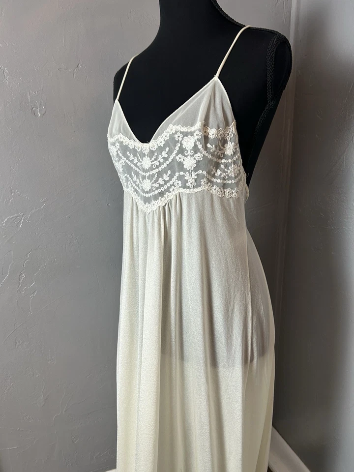Hermoso Vestido de Noche Largo Crema Vanity Fair con Corpiño de Encaje y Espalda Baja S/M�� Foto 2 de 4