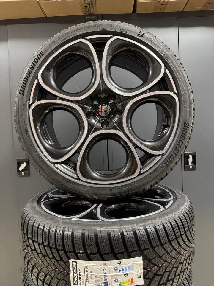 Alfa Romeo Tonale Alufelgen Winterreifen 235/40 R20 NEU Bridgestone LM005 - Bild 1 von 4