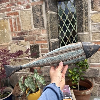 Holz Fisch Dekor blau und schwarz mit rustikalem primitivem Gefühl zum Meer