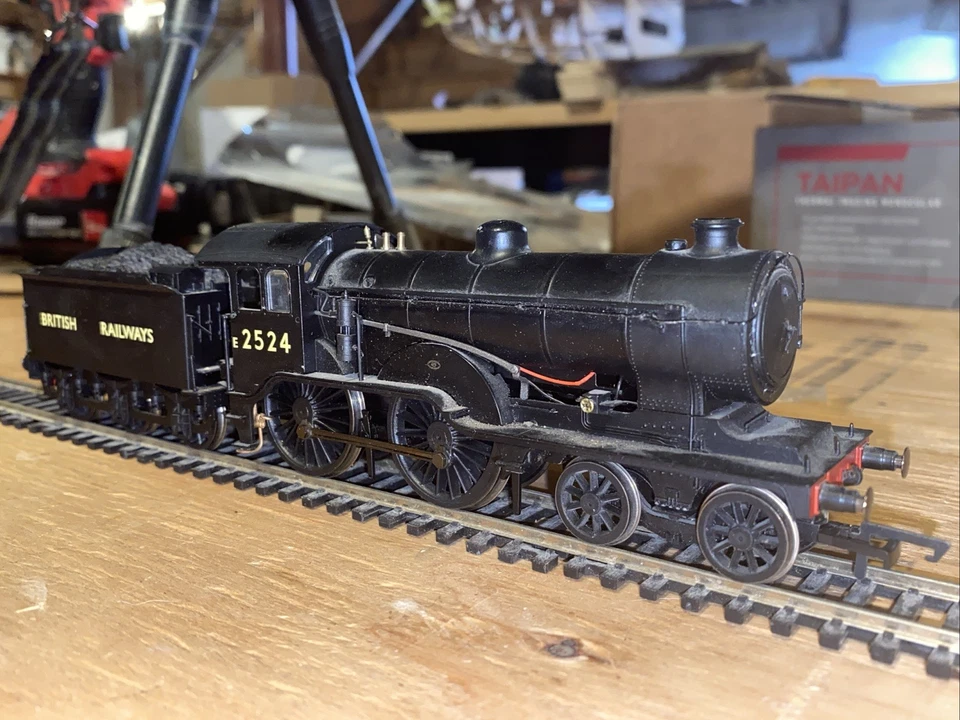 Hornby Spurweite OO British Railways LNER D16 E2524 (LÄUFT NICHT UND MUSS REPARIERT WERDEN)