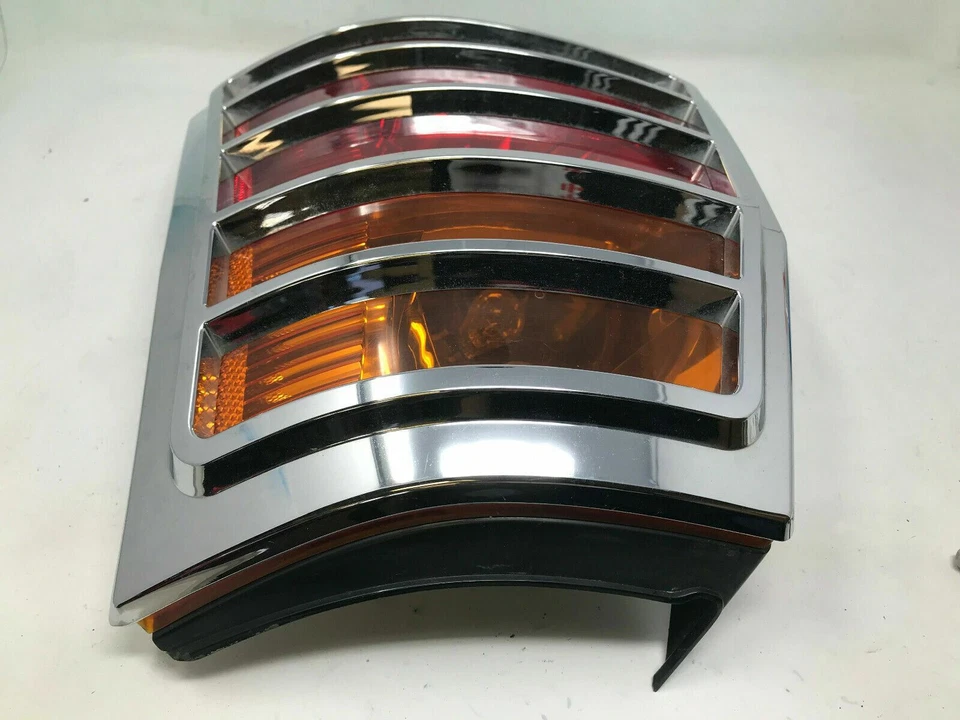 Luz trasera lateral para pasajero Chrysler Pacifica 2004-2008 OEM E01B19050 Foto 3 de 4