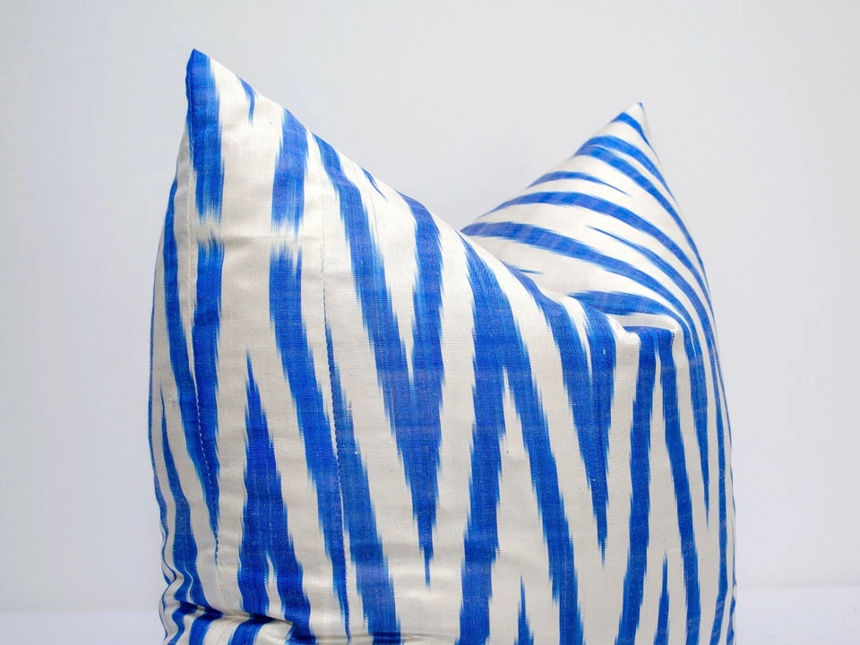 Funda de almohada ikat de seda azul almohada azul almohada uzbeka chevron ikat en California Foto 3 de 3