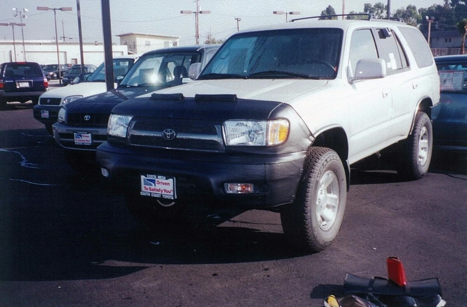 Colgan Front End Mask Bra 2pc.Fits Toyota 4Runner W/Fender Flares 99-02 W/Licen - Image 2 of 3