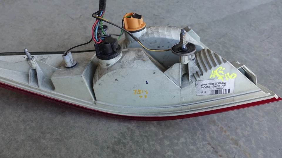 Conjunto de lámpara de luz trasera exterior lado pasajero derecho Jaguar XK XKR X150 2007 fabricante original Foto 3 de 4