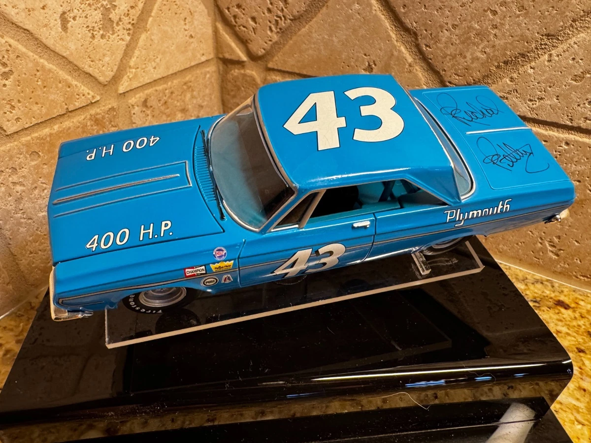 Plymouth Diecast Racing Cars Richard Petty 1964 Vehicle Year for