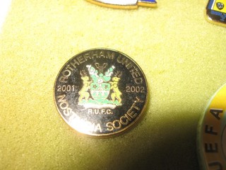 RARE OLD 2001/02 ROTHERHAM UNITED FOOTBALL CLUB ENAMEL BROOCH PIN BADGE